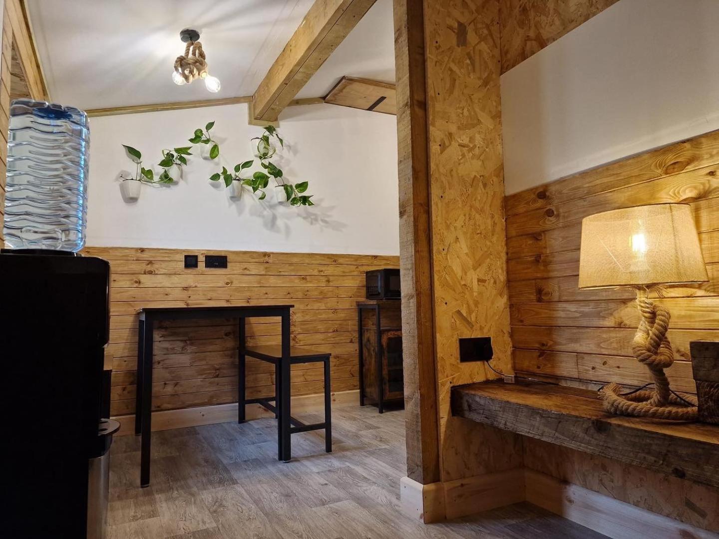 Two-Bedroom Cosy Country Lodge With Private Patio Greenhithe Exterior photo